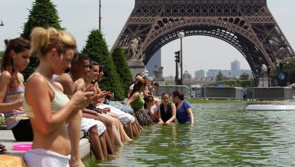 Parisinos se bañas en las fuente de la ciudad para resistor a la ola de calor (archivo) - Sputnik Mundo