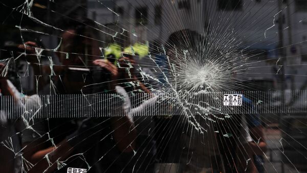 Un cristal roto en el Consejo Legislativo de Hong Kong - Sputnik Mundo
