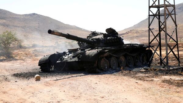 Un tanque del Ejército de Haftar en la ciudad de Garian, Libia - Sputnik Mundo