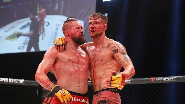 El escocés Ross Houston y el danés Nicholas Dalby durante el Cage Warriors 106 de la MMA  - Sputnik Mundo