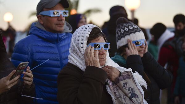 Argentinos miran el eclipse de Sol en la localidad de Chascomús, en la provincia de Buenos Aires - Sputnik Mundo