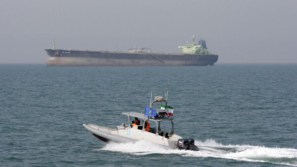 Un buque petrolero y una lancha de la Guardia Revolucionaria Islámica (archivo) - Sputnik Mundo