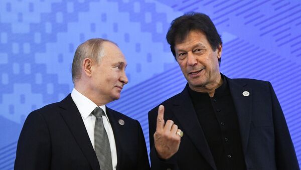 El presidente de Rusia, Vladímir Putin junto al primer ministro de Pakistán, Imran Khan - Sputnik Mundo