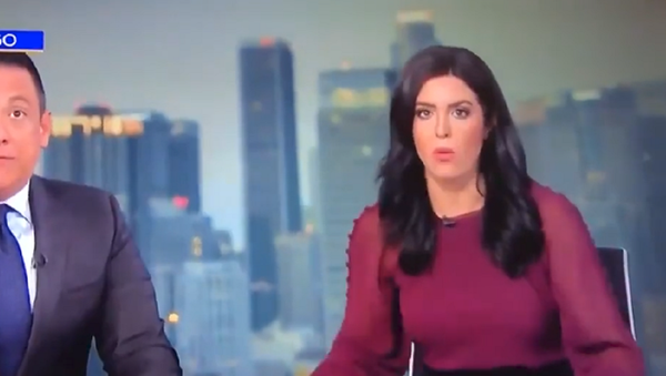 Vídeo: la aterrada reacción de dos presentadores de TV al terremoto de California  - Sputnik Mundo