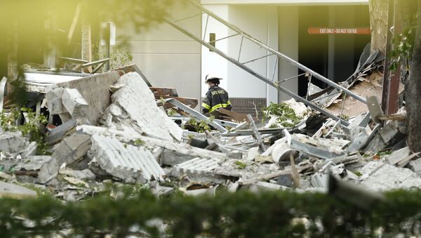 Un funcionario camina cerca de los escombros después de una explosión el 6 de julio de 2019 en Plantation, Florida. - Sputnik Mundo