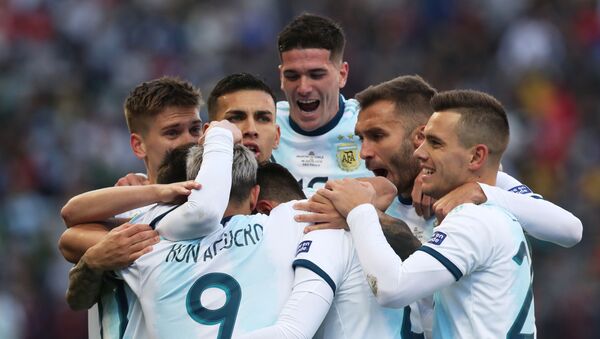 Argentina celebra su triunfo frente a Chile por el tercer lugar en la Copa América - Sputnik Mundo