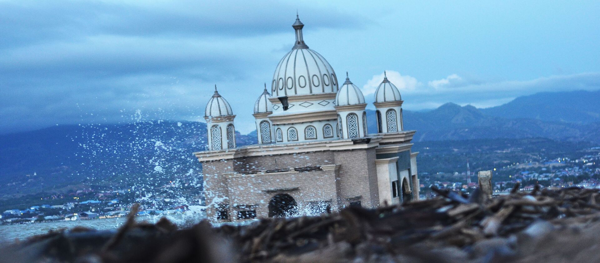 Una mezquita abandonada en Palu (Indonesia), tras las catástrofes naturales de septiembre de 2018 Una mezquita abandonada en Palu (Indonesia), tras las catástrofes naturales de septiembre de 2018 - Sputnik Mundo, 1920, 07.07.2019