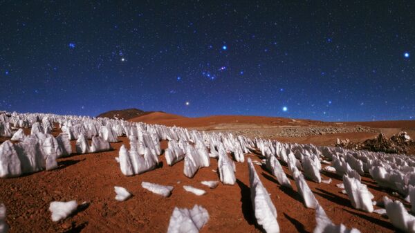 Nieves penitentes bajo el cielo nocturno del desierto de Atacama - Sputnik Mundo
