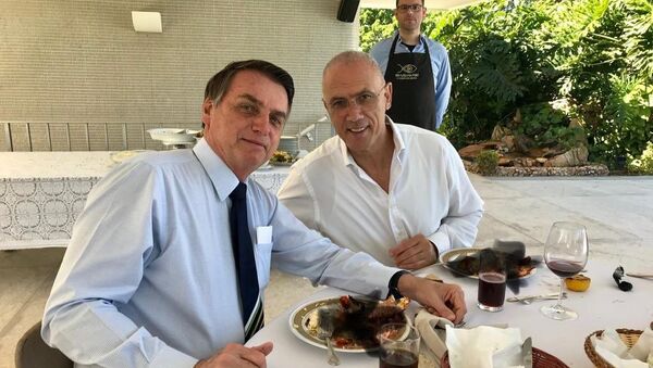 El presidente de Brasil, Jair Bolsonaro, y Yossi Shelley, el embajador de Israel en el país suramericano - Sputnik Mundo
