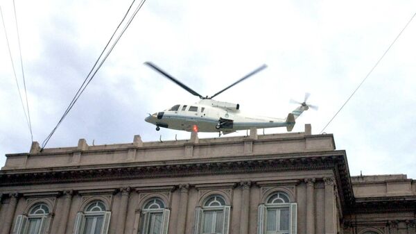 Fernando De la Rúa deja la Casa Rosada en un helicóptero - Sputnik Mundo