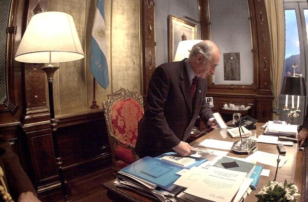 De la Rúa, el presidente argentino recordado por renunciar y huir en un helicóptero (fotos) De la Rúa, el presidente argentino recordado por renunciar y huir en un helicóptero (fotos) - Sputnik Mundo