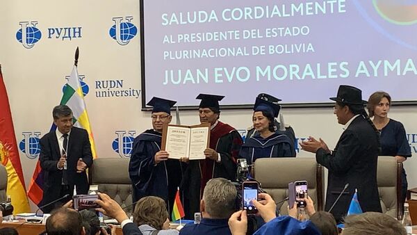 Evo Morales recibe el título de Doctor Honoris Causa en la Universidad rusa de la Amistad de los Pueblos - Sputnik Mundo