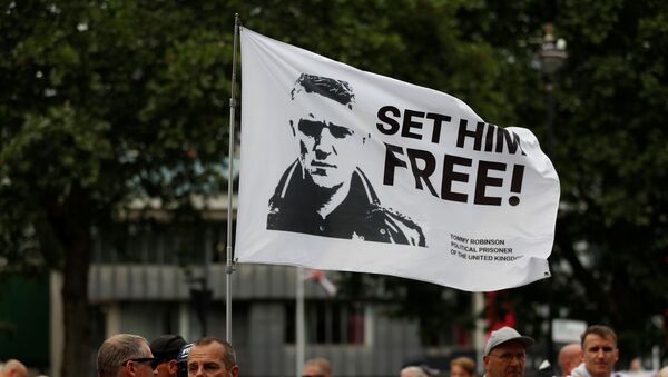 Bandera con la imagen del activista ultranacionalista inglés Tommy Robinson - Sputnik Mundo