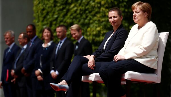 La primera ministra danesa, Mette Frederiksen, y la canciller alemana, Angela Merkel - Sputnik Mundo
