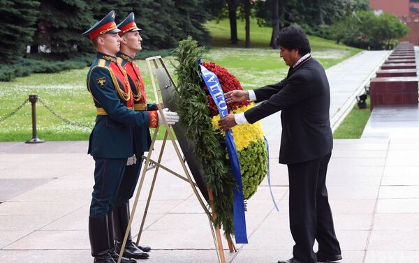 Evo Morales deposita una ofrenda floral en la Tumba del Soldado Desconocido en Moscú - Sputnik Mundo