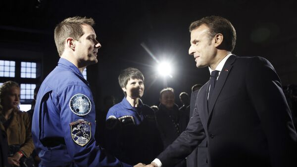 Emmanuel Macron saluda al cosmonauta francés Thomas Pesquet - Sputnik Mundo