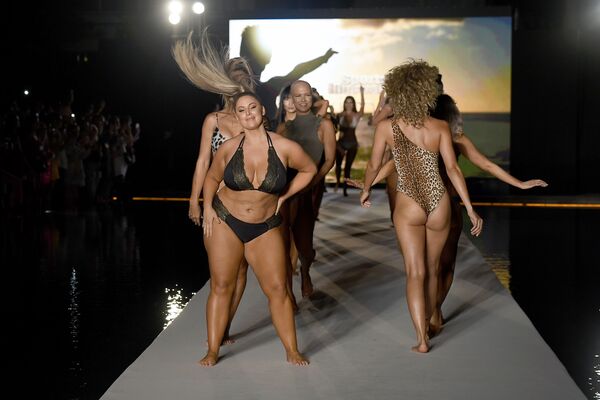 Los bikinis no entienden de tallas en la Semana de la moda de Miami - Sputnik Mundo