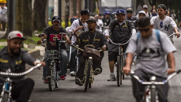 Fernando, en su bici dorada, presidente del club 'Chilangos Low Bike' durante una rodada en Ciudad de México - Sputnik Mundo