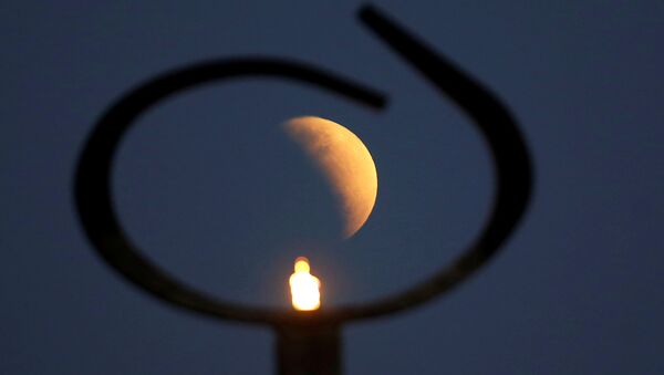 Las fotos del eclipse lunar parcial a lo largo del mundo - Sputnik Mundo