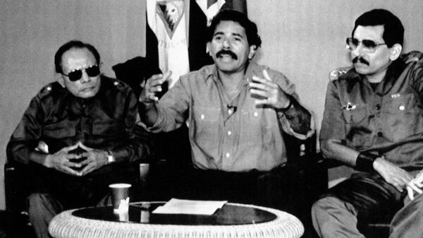 Tomás Borge, Daniel Ortega y Humberto Ortega, durante una conferencia de prensa en 1989 - Sputnik Mundo