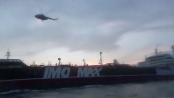 Un helicóptero sobre el buque petrolero británico Stena Impero - Sputnik Mundo