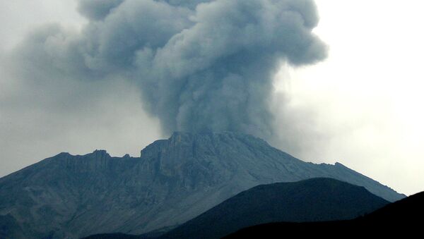 Erupción del volcán Ubinas (archivo) - Sputnik Mundo