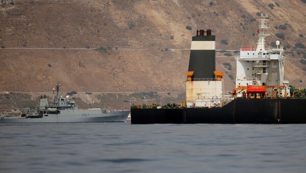 Buque de la Marina Real británica y el petrolero iraní Grace 1 - Sputnik Mundo
