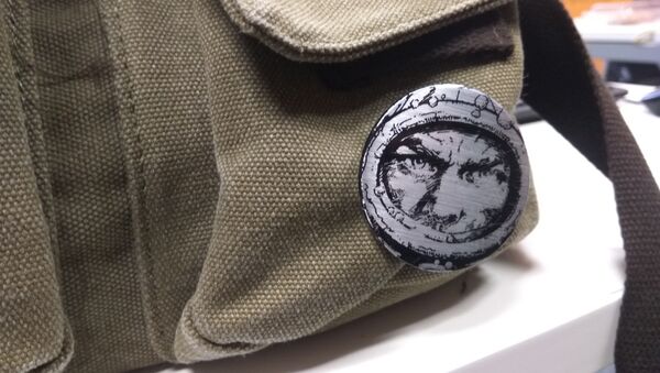 Un pin del protagonista de 'El eternauta' en una mochila, en la actualidad - Sputnik Mundo
