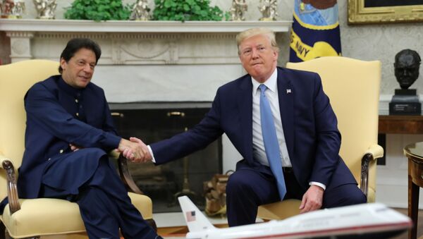 El primer ministro de Pakistán, Imran Khan, y el presidente de EEUU, Donald Trump - Sputnik Mundo