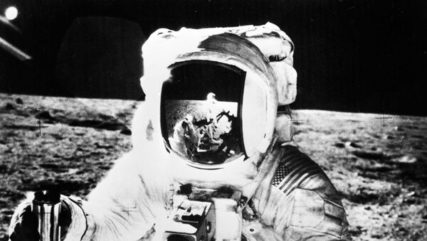 Un astronauta estadounidense en la superficie de la Luna - Sputnik Mundo