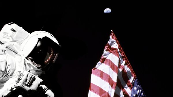 Un astronauta con la bandera de EEUU (imagen referencial) - Sputnik Mundo
