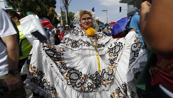 Una mujer con pollera, el traje nacional de Panamá - Sputnik Mundo