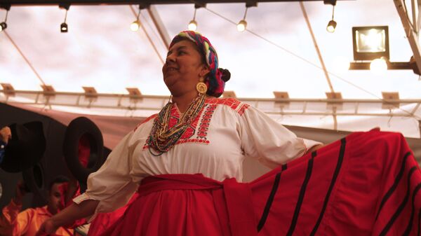 Una mexicana baila una danza tradicional (imagen referencial) - Sputnik Mundo