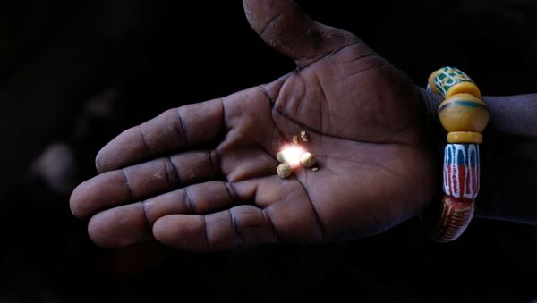Una persona con el oro extraído en Ghana - Sputnik Mundo