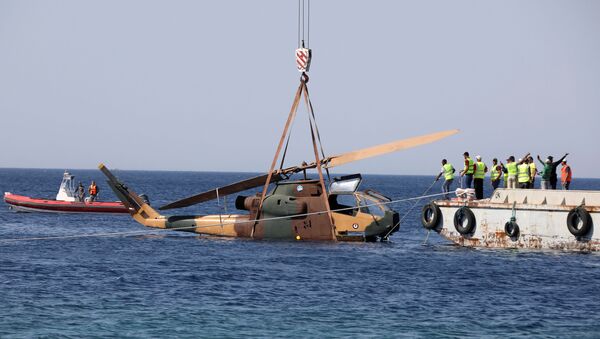 Um helicóptero militar es sumergido en el mar Rojo - Sputnik Mundo