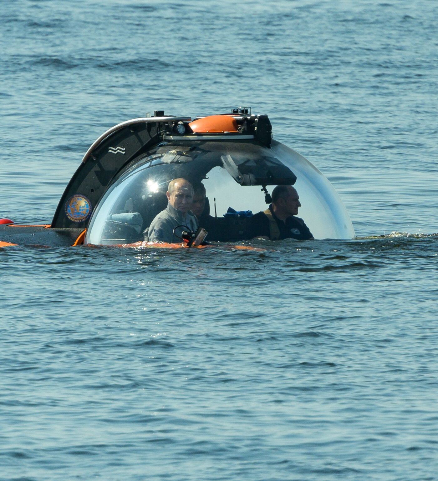 PUTIN SE SUMERGE EN EL FONDO DEL MAR EN UN BATISCAFO