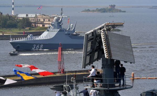 Патрульный корабль проекта 22160 Василий Быков на главном военно-морском параде, посвященном Дню ВМФ, в Кронштадте - Sputnik Mundo