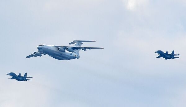 Самолет-топливозаправщик Ил-78 и истребители Су-30СМ в небе на главном военно-морском параде, посвященном Дню ВМФ, в Кронштадте - Sputnik Mundo