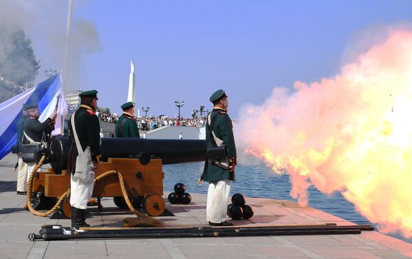 Выстрел из корабельного орудия XIX века на праздновании Дня ВМФ в Севастополе - Sputnik Mundo
