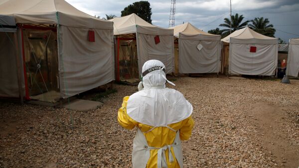 Un especialista lucha contra el ébola en África (archivo) - Sputnik Mundo