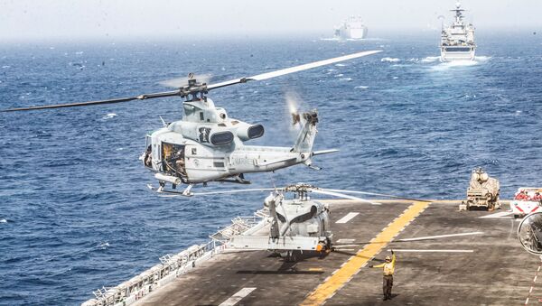 Un helicóptero militar de EEUU despega de la fragata en el golfo de Omán - Sputnik Mundo