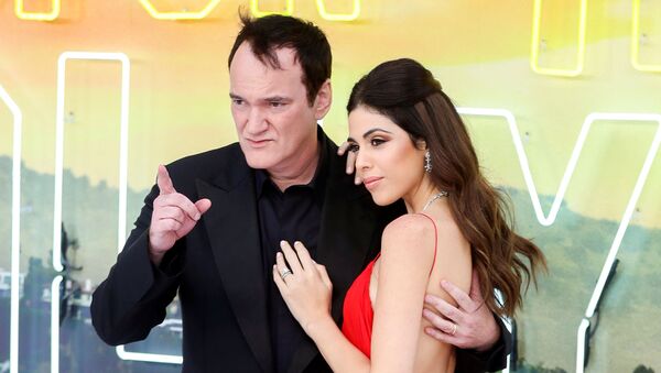Quentin Tarantino y Daniella Pick en el estreno de 'Érase una vez en Hollywood' en Londres - Sputnik Mundo