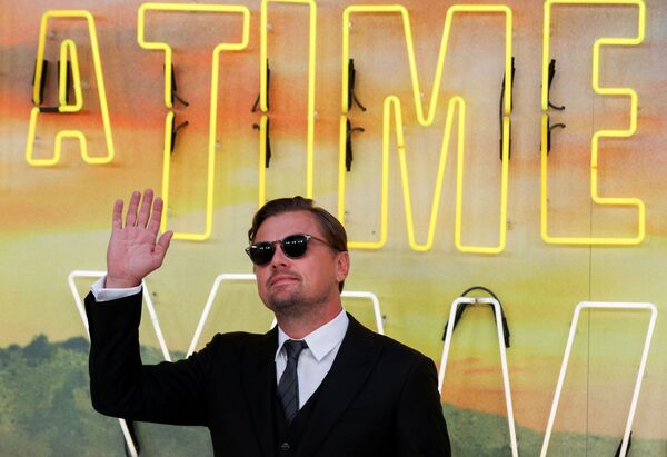Tarantino reúne estrellas en el estreno británico de su nueva película - Sputnik Mundo