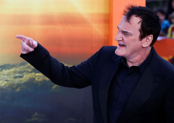 Tarantino reúne estrellas en el estreno británico de su nueva película - Sputnik Mundo