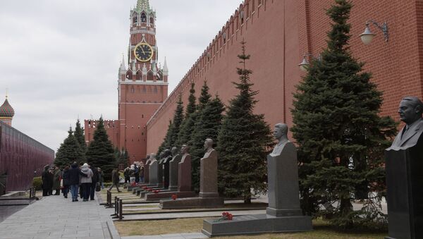 La Necrópolis de la Muralla del Kremlin, ubicada detrás del mausoleo de Lenin  - Sputnik Mundo