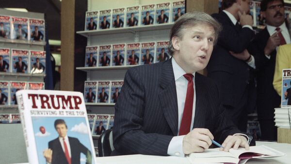 Donald Trump autografía una copia de su libro 'Trump: Surviving at the Top', el agosto de 1990 - Sputnik Mundo