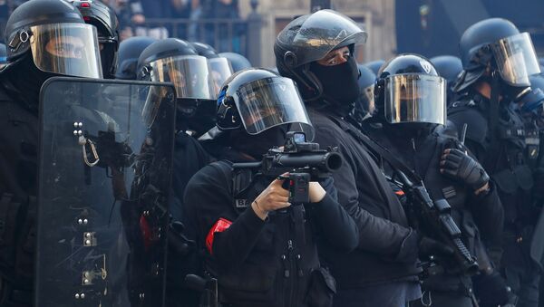 Los policias franceses durante las protestas antigubernamentales de chalecos amarillos en París (abril de 2019) - Sputnik Mundo