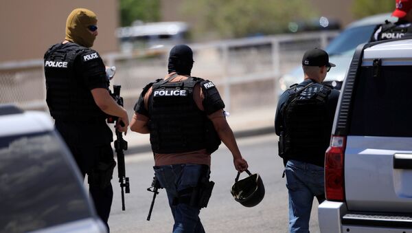 Policía en el lugar de un tiroteo en El Paso - Sputnik Mundo