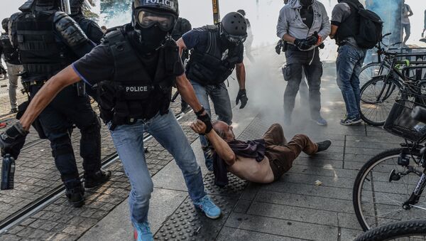 Unos policías arrestan a un hombre durante una protesta en Nantes el 3 de agosto de 2019 - Sputnik Mundo