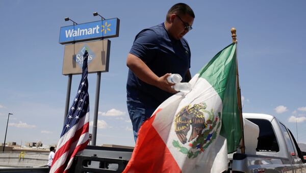 Banderas de EEUU y México en el lugar del tiroteo en El Paso, Texas - Sputnik Mundo